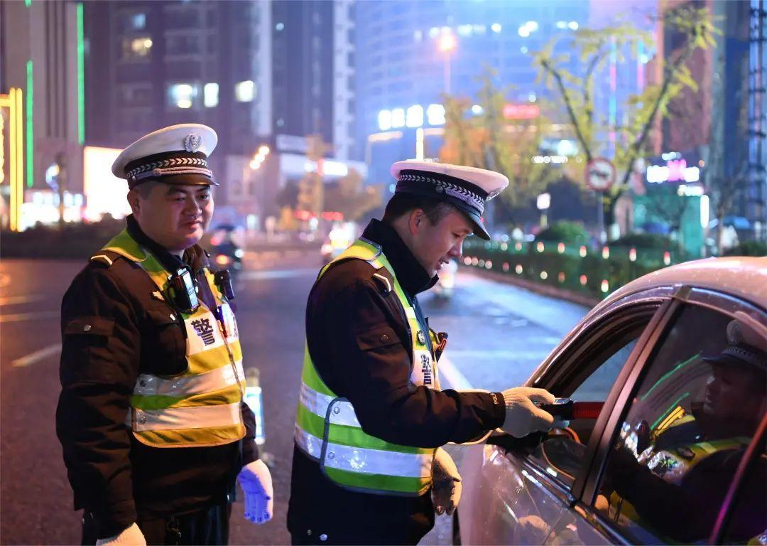 交警进行酒驾检测.jpg