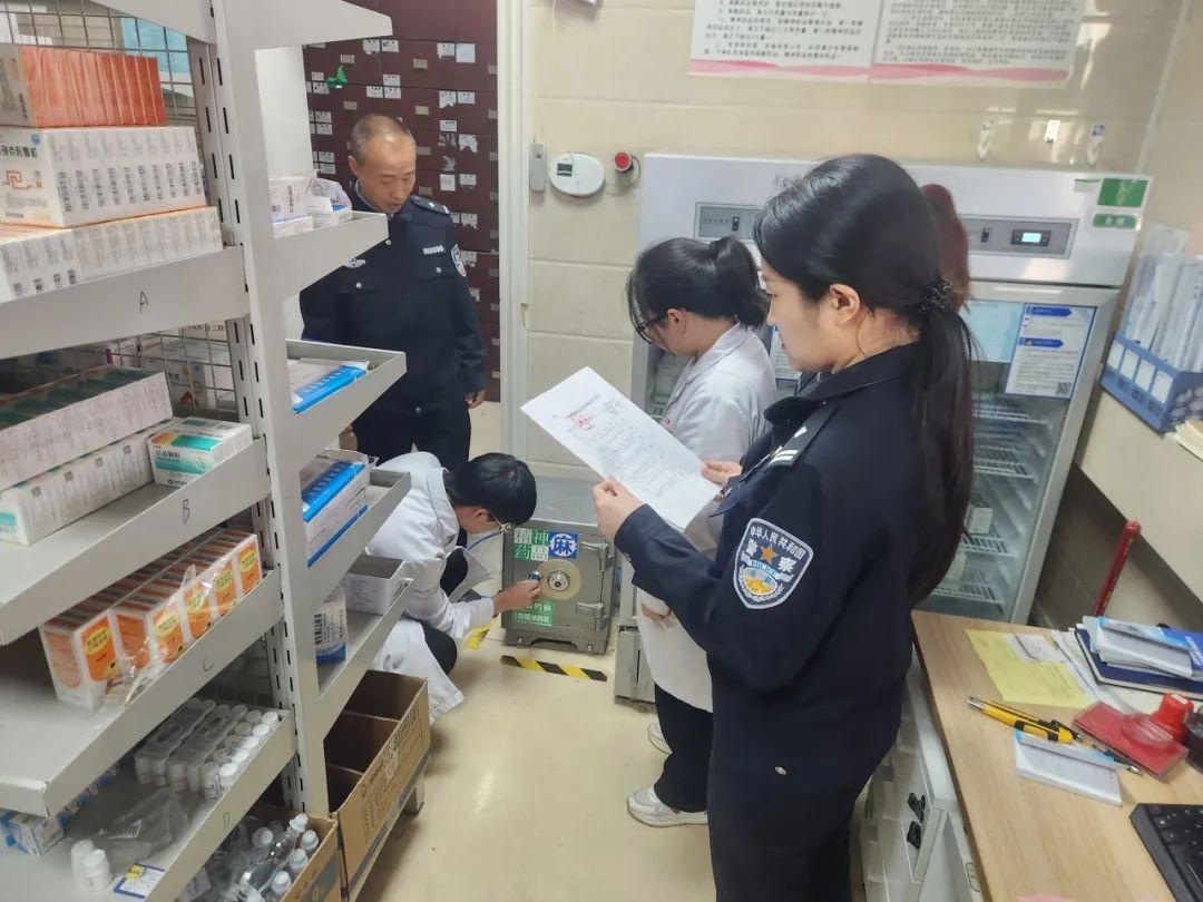 检查组查看药品销售数据.jpg