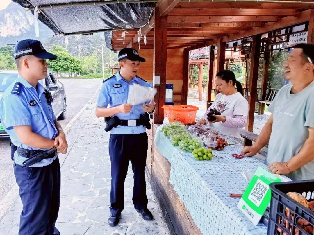 民警进行调解.jpg