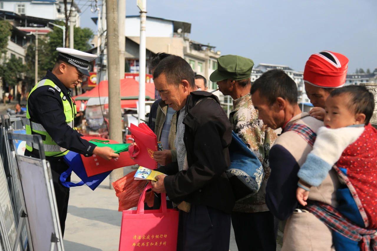 民警向群众发放宣传手册.jpg