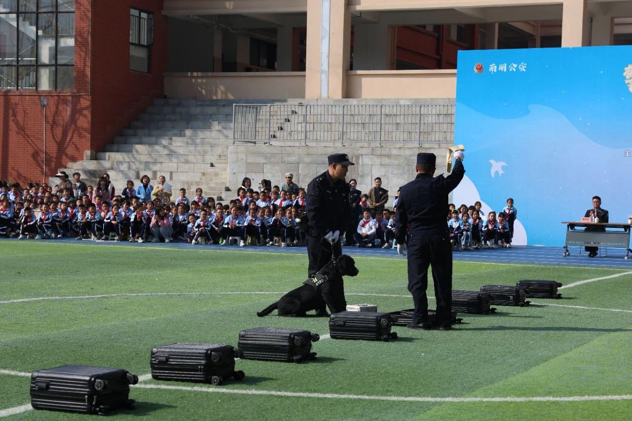警犬搜爆表演.jpg
