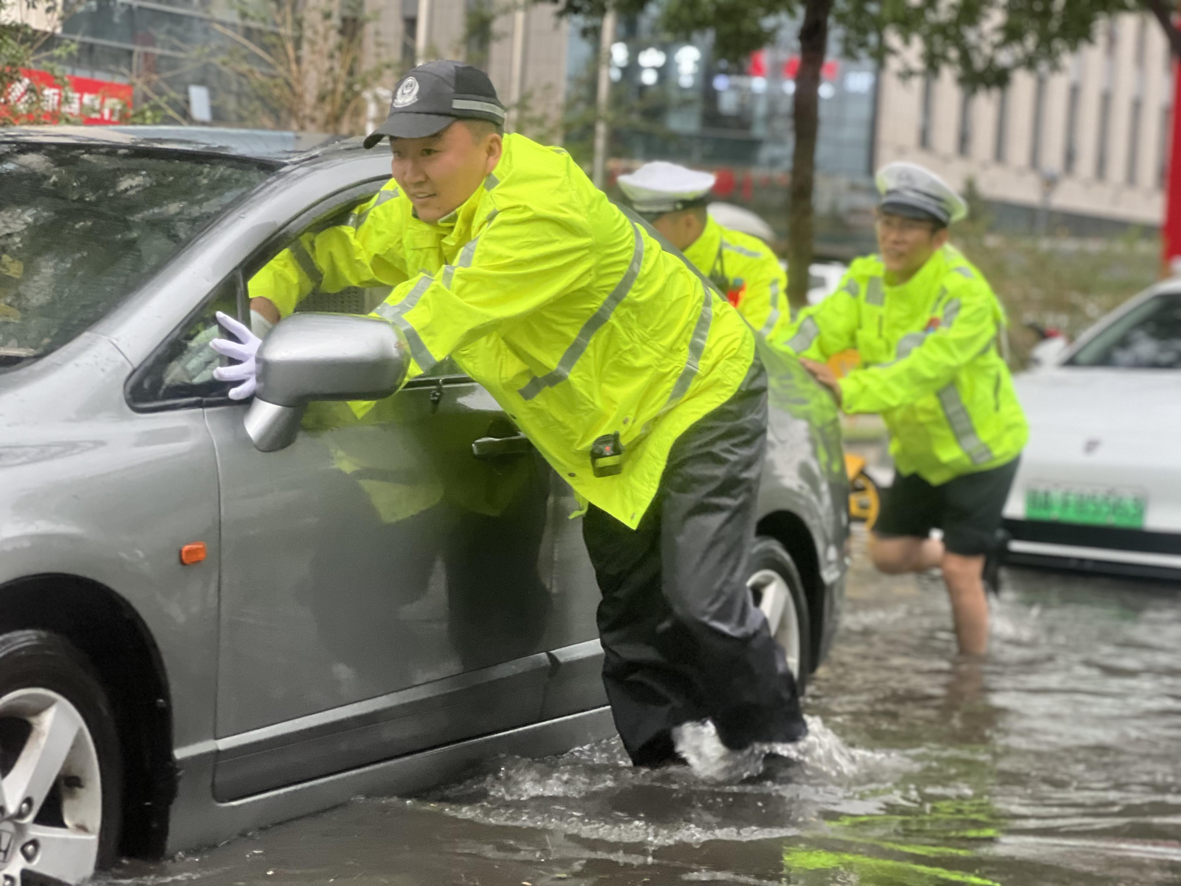 ​﻿强降雨来袭  呼和浩特交警多措并举守护出行安全