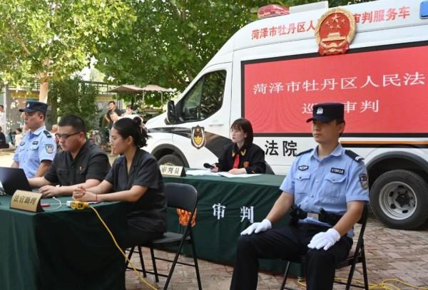 菏泽牡丹区法院巡回审判车驶入乡村解纠纷