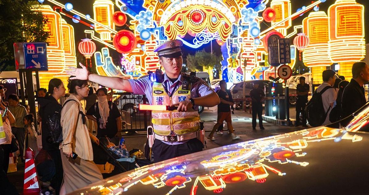 北京警方全力护航“京彩灯会”夜平安